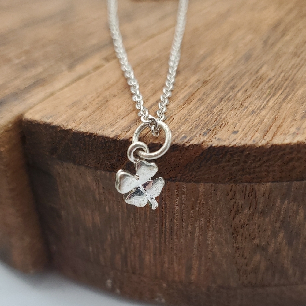 Silver Tone Delicate Small Clover Pendant Drop Necklace‎ 22 Inch N3835